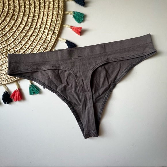 Victoria's Secret Seamless Textured Thong Panty Gray Medium NEW - Picture 6 of 6